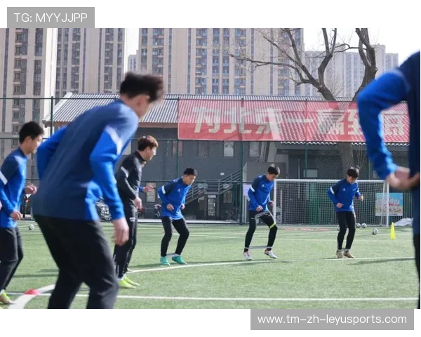 举重学院完善青少年训练的康复与体能恢复体系，举重训练馆