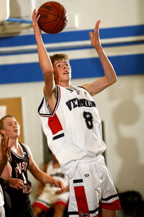 乐鱼体育在线入口-替补球员是否在关键比赛表现更专注稳定，替补球员应从什么位置入场